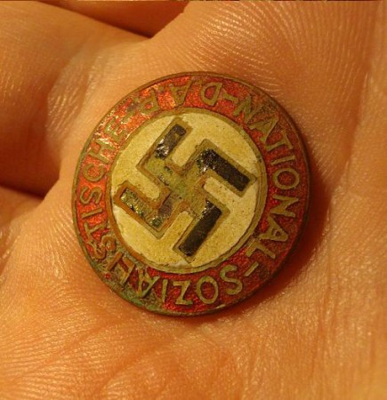 EPINGLETTE RETROUVER A NUREMBERG 